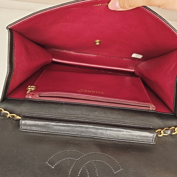 Authentic Preloved Chanel vintage medium flap bag - Picture 14 of 17